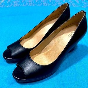 Naturalizer wedge heel w/toe peep, Black leather w/2 1/2 inch heel, size 10.5